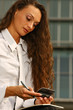 Businessfrau mit Handy