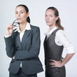 deux jeunes femmes d'affaires sérieuses