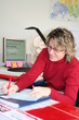 Jeune femme à son bureau
