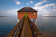 Badehaus mit Holzsteg am See