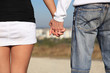 Foto: Young love couple holding hands outdoor. Young love couple holding hands outdoor.