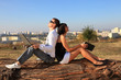 Foto: Portrait of a young couple sitting on a log. Portrait of a young couple sitting on a log.