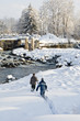 Kinder spielen am verschneiten Fluss