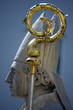 statua di Papa di profilo