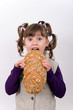 Mädchen beim brot essen