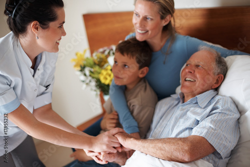 Foto: Doctor shaking hands with a recovered elderly man Doctor shaking hands with a recovered elderly man