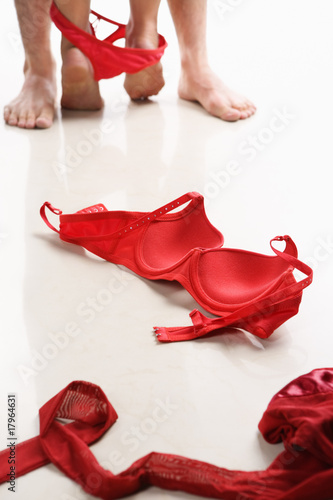 Foto: Couple having intercourse with red underwear on floor Couple having intercourse with red underwear on floor
