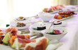 Catering und gedeckter Tisch mit Fingerfood