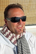 Homme profitant du soleil d'hiver Homme profitant du soleil d'hiver