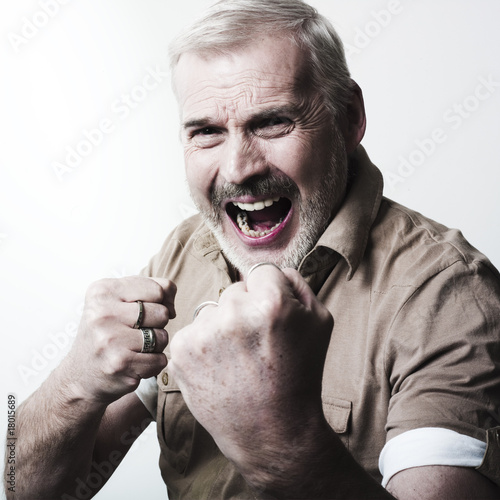 Photo: homme rage poings serrés homme rage poings serrés