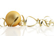 Boule de Noël et ruban doré Boule de Noël et ruban doré