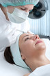 Foto: woman receiving a botox injection woman receiving a botox injection