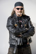 Cooler alter Mann mit Sonnenbrille