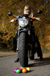 Frau auf Motorrad