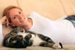 Frau, schwanger mit Katze