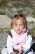 bébé fille de 15 mois fermant les yeux