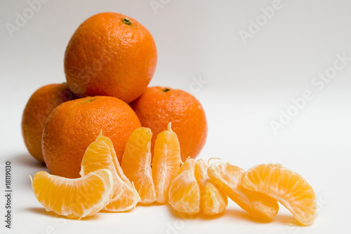 Foto: cuatro mandarinas y otra en gajos cuatro mandarinas y otra en gajos