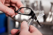 optiker repariert brille