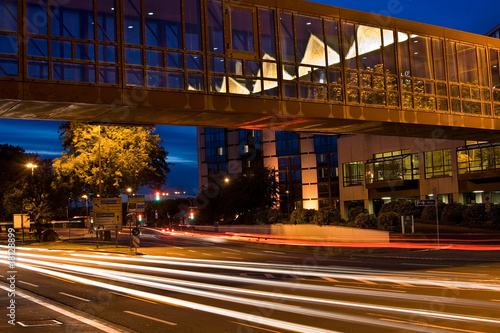 Foto: Long exposure night shot with city lights Long exposure night shot with city lights