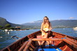 PERSONNAGE lisant AU BORD DU LAC dans barque
