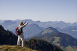 frau in den bergan