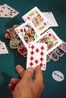 joueur touchant une quinte flush royale à carreau - poker