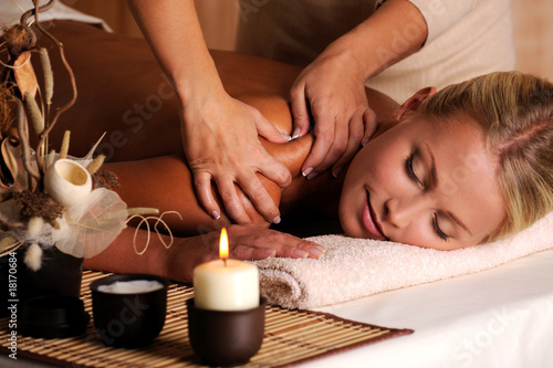 Foto: Massage of shuolder Massage of shuolder