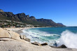 Wellen brechen sich am Strand von Camps Bay, Südafrika