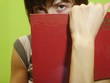 mujer con libro