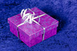 Geschenk mit  Schleife,auf Königsblau