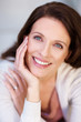 Foto: Lovely mature woman with hand on face Lovely mature woman with hand on face
