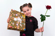 Mädchen mit Geschenk und rote Rose
