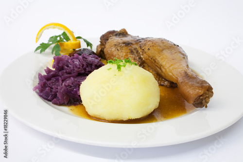 Entenkeule mit Orangensoße, Kartoffelkloß und Rotkohl