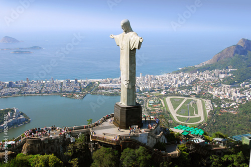 Foto: Aerial view of Christ the Redeemer Monument and Rio De Janeiro Aerial view of Christ the Redeemer Monument and Rio De Janeiro