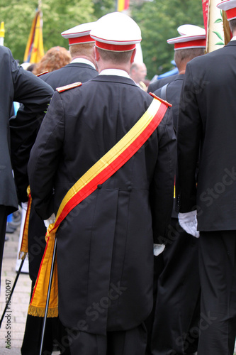 Foto: Schütze in Uniform bei einem Festumzug Schütze in Uniform bei einem Festumzug