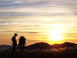 Reiter und Pferd bei Sonnenuntergang