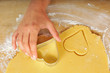 Herz ausstechen - Weihnachtsplätzchen backen Herz ausstechen - Weihnachtsplätzchen backen