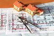 Bauplanung Hausbau, Reihenhaus Modell auf Schreibtisch