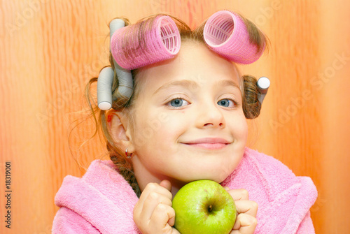 Photo: Mädchen, Frisur, Apfel, Lockenwickler. Mädchen, Frisur, Apfel, Lockenwickler.