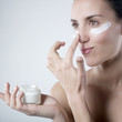 jeune femme nue sourire pommade plaisir