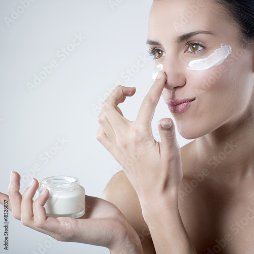 Photo: jeune femme nue sourire pommade plaisir jeune femme nue sourire pommade plaisir