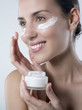 jeune femme crème soin du visage