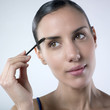 jeune femme mascara cils sourcils