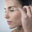 jeune femme se maquillant les yeux
