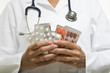 Doktor hält Tabletten in der Hand