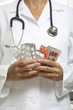Doktor hält Tabletten in der Hand