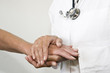 Doktor hält Hand