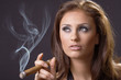 Foto: Elegant smoking woman Elegant smoking woman