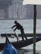 Góndola veneciana con la Basílica de San Giorgio al fondo