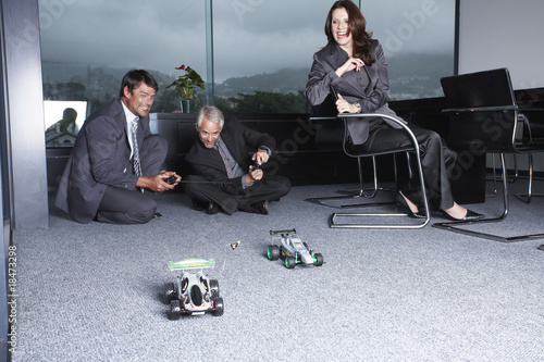 Foto: Businessmen playing with toys Businessmen playing with toys